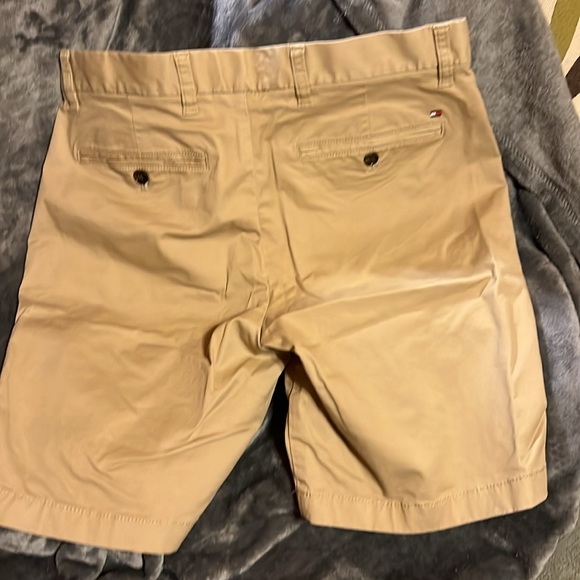 Tommy Hilfiger khaki shorts size 30/9”. NWOT - Picture 5 of 6